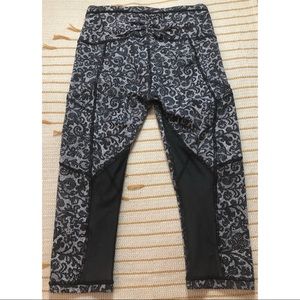 Lululemon Size 4 Black and Gray Patterned High-Rise Cropped Leggings